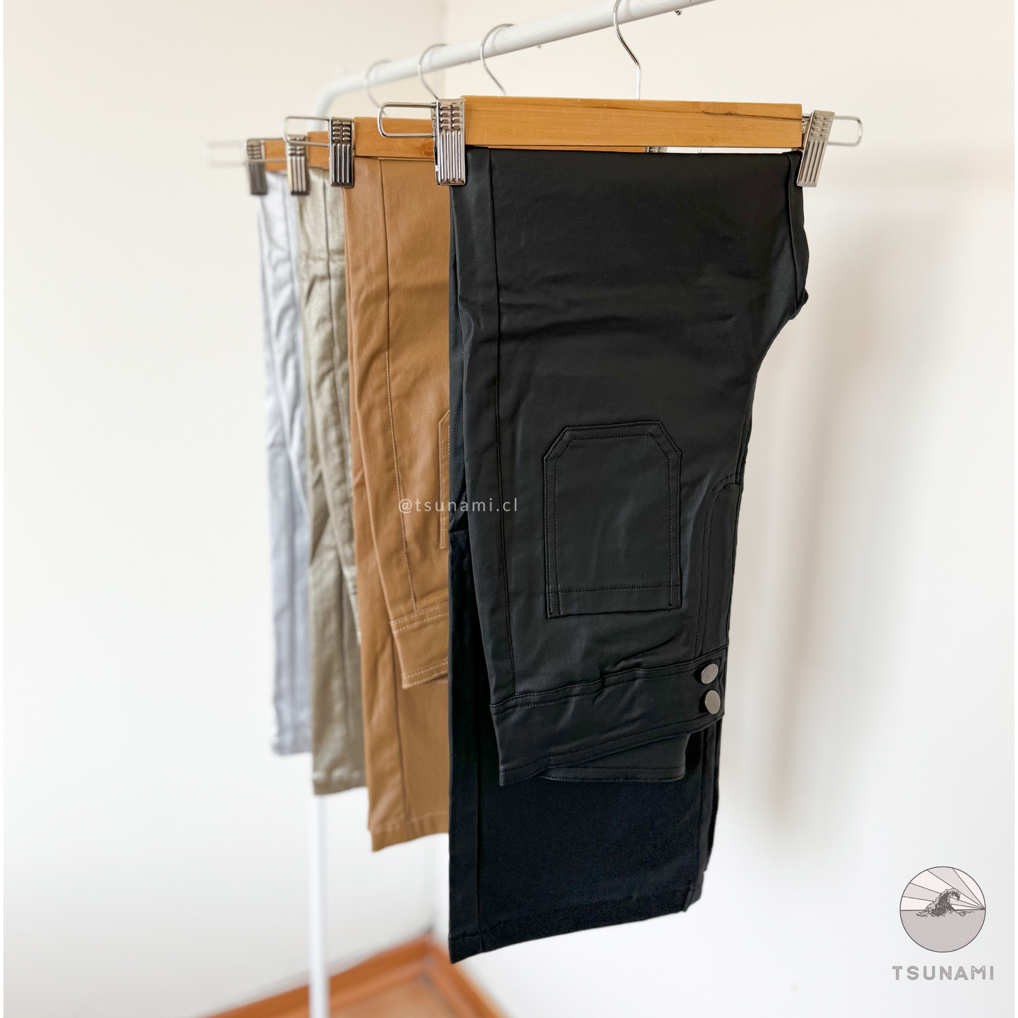 Pantalón straight ecocuero dos botones