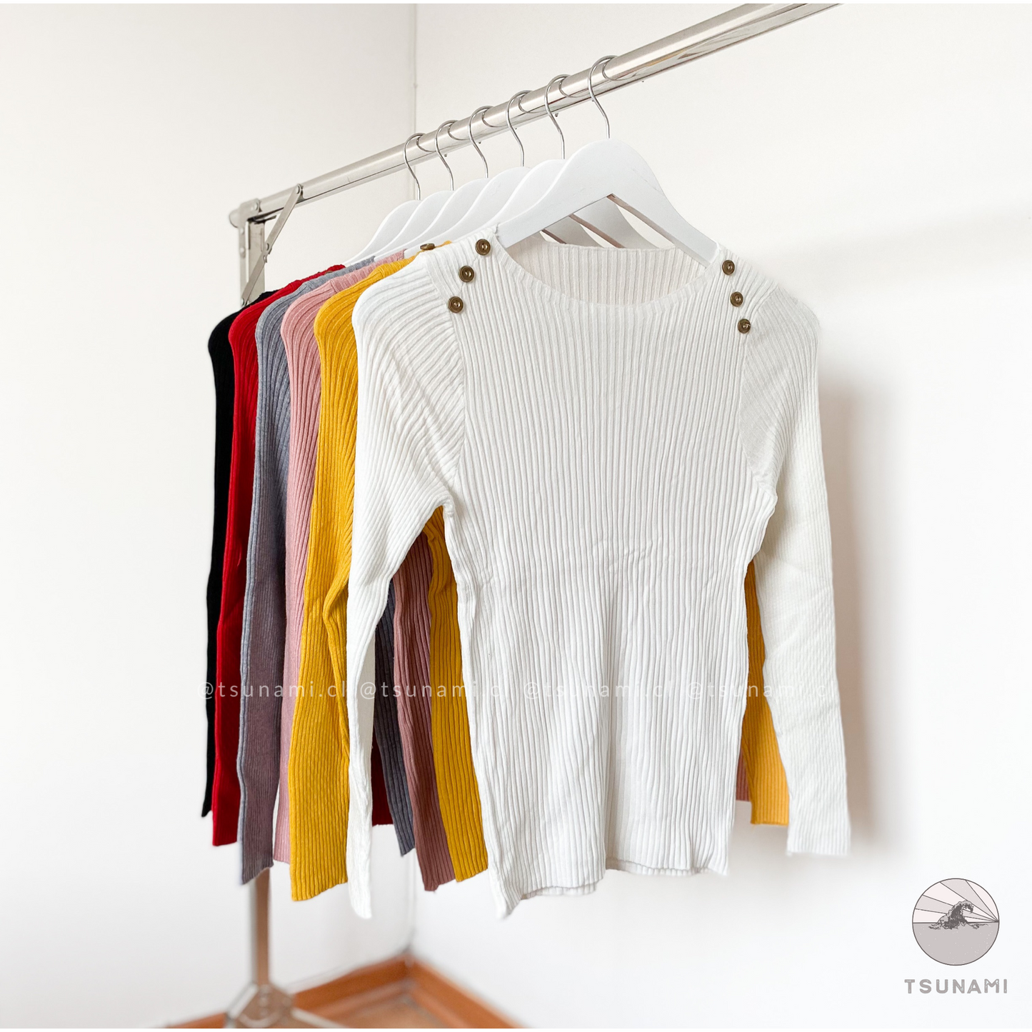 Polera con botones en hombros