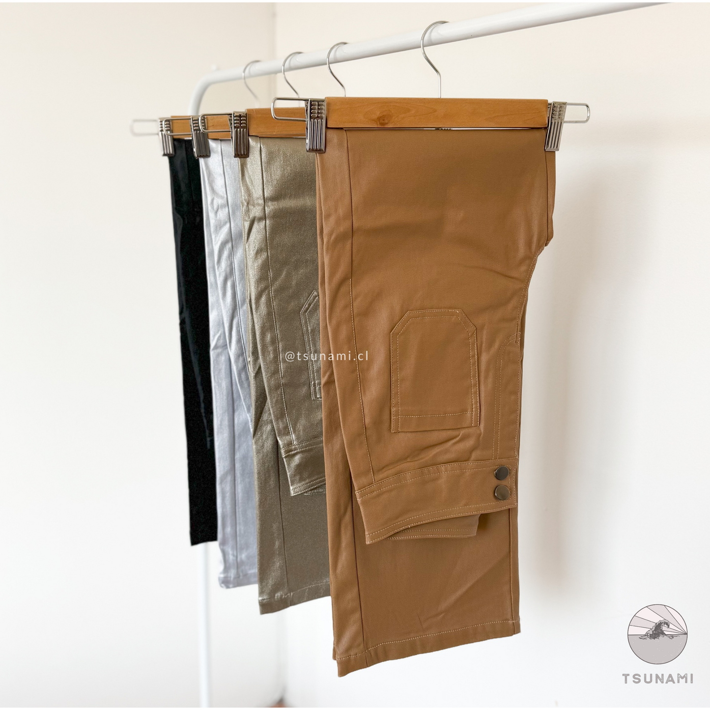 Pantalón straight ecocuero dos botones