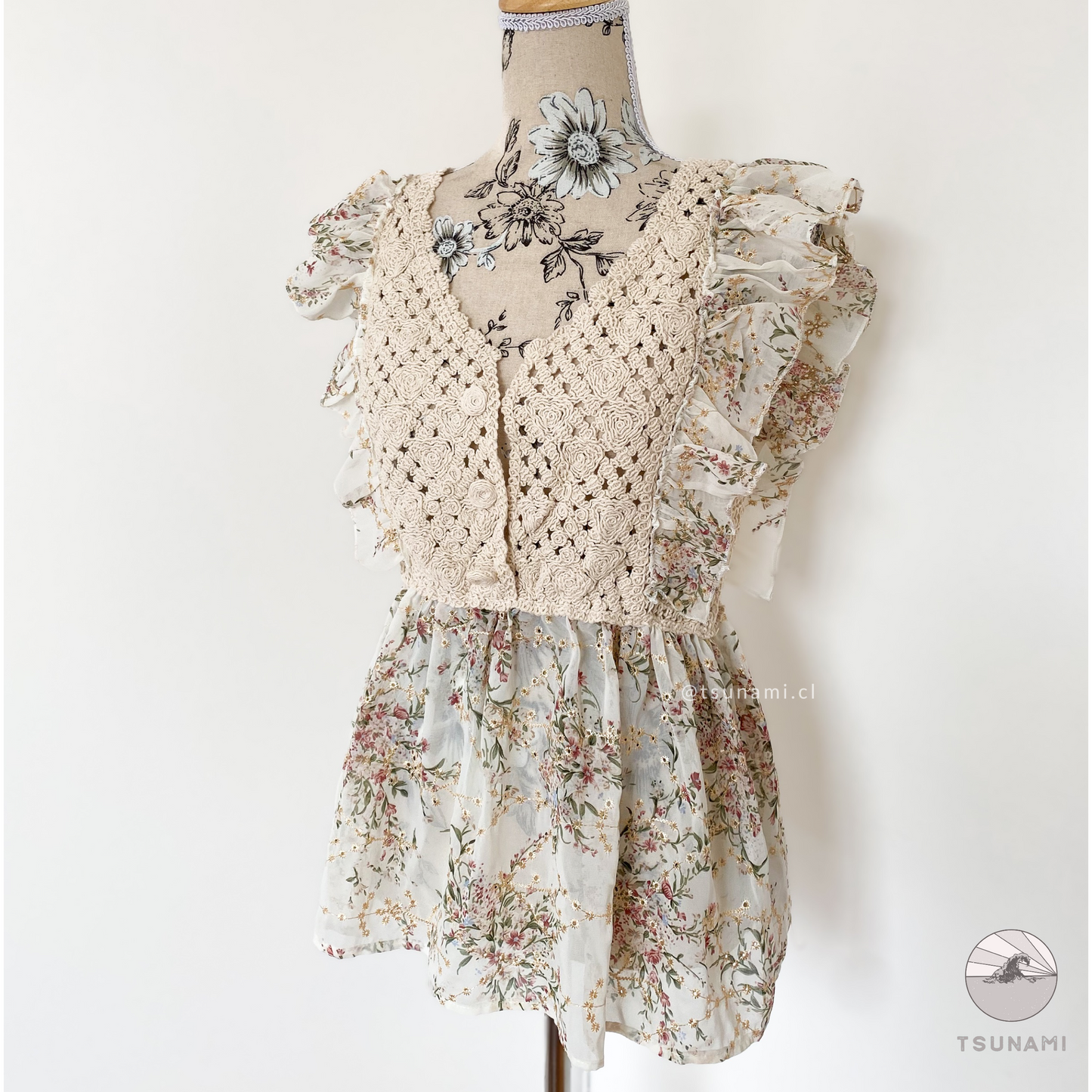 Polera de gasa con macramé