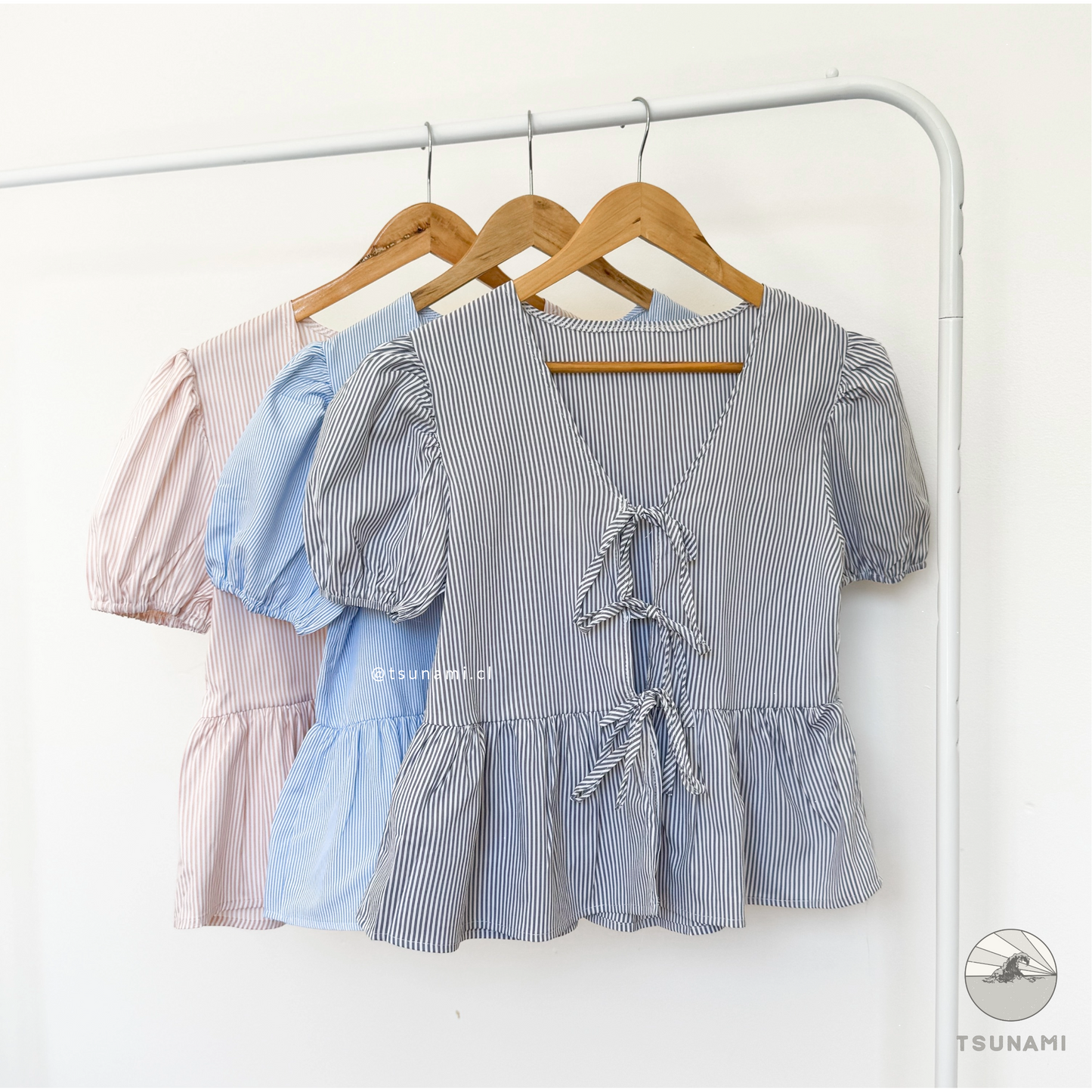 Blusa con líneas y amarritas