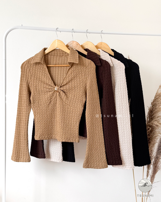 Blusa Canela | Blusa texturizada con cuello camisero y manga acampanada