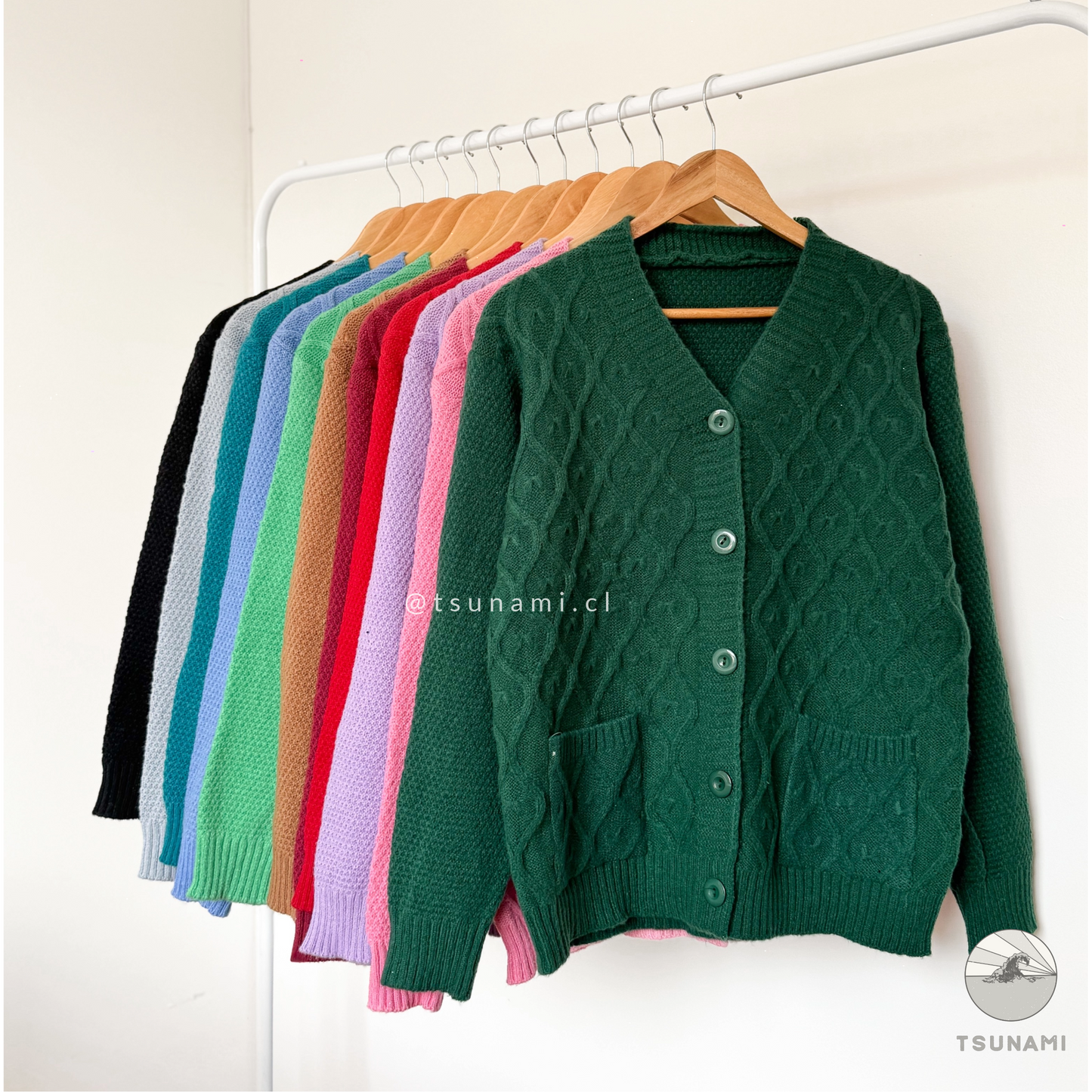 Cardigan verde oscuro tejido con botones y bolsillo para invierno tsunami.cl Tsunami Tendencia
