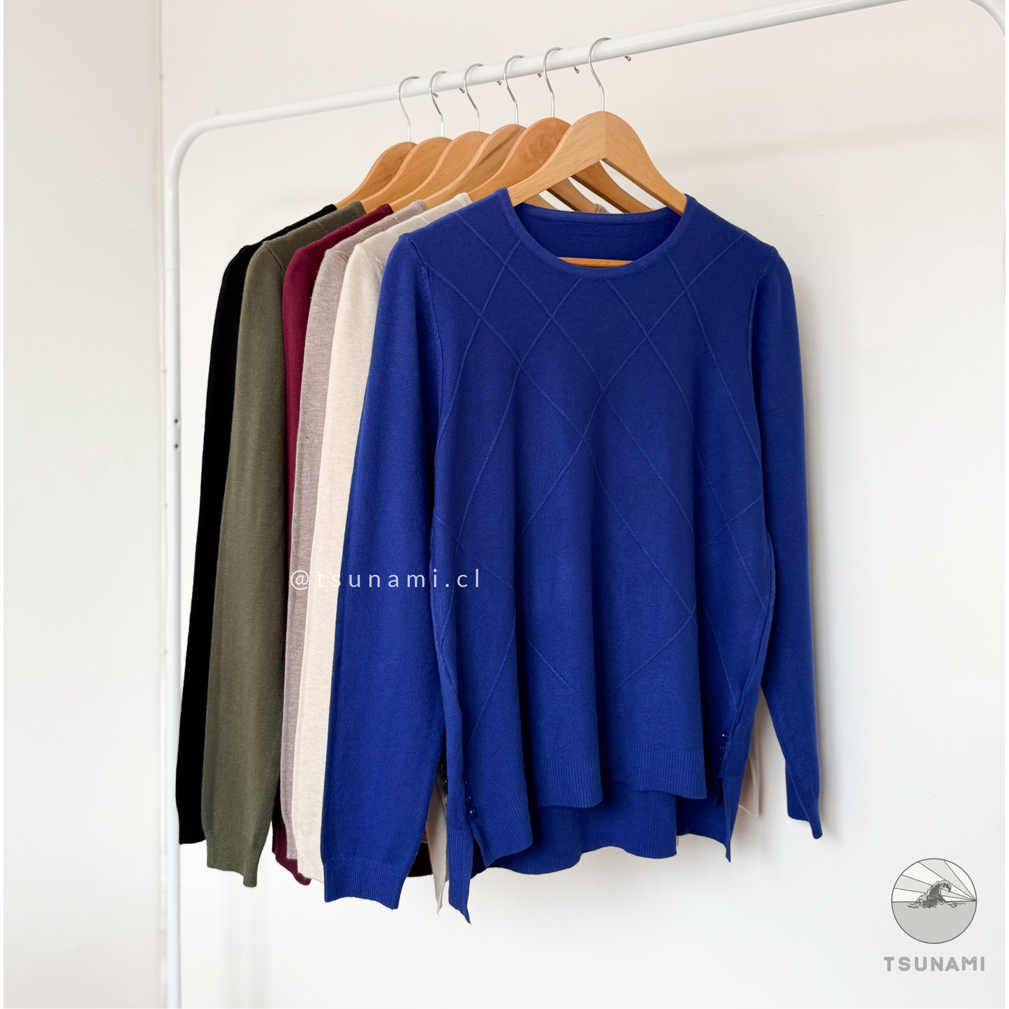 Suéter femenino con caída ligera y botones decorativos laterales color azul, ideal para usar bajo chaquetas – Tsunami Tendencia otoño invierno