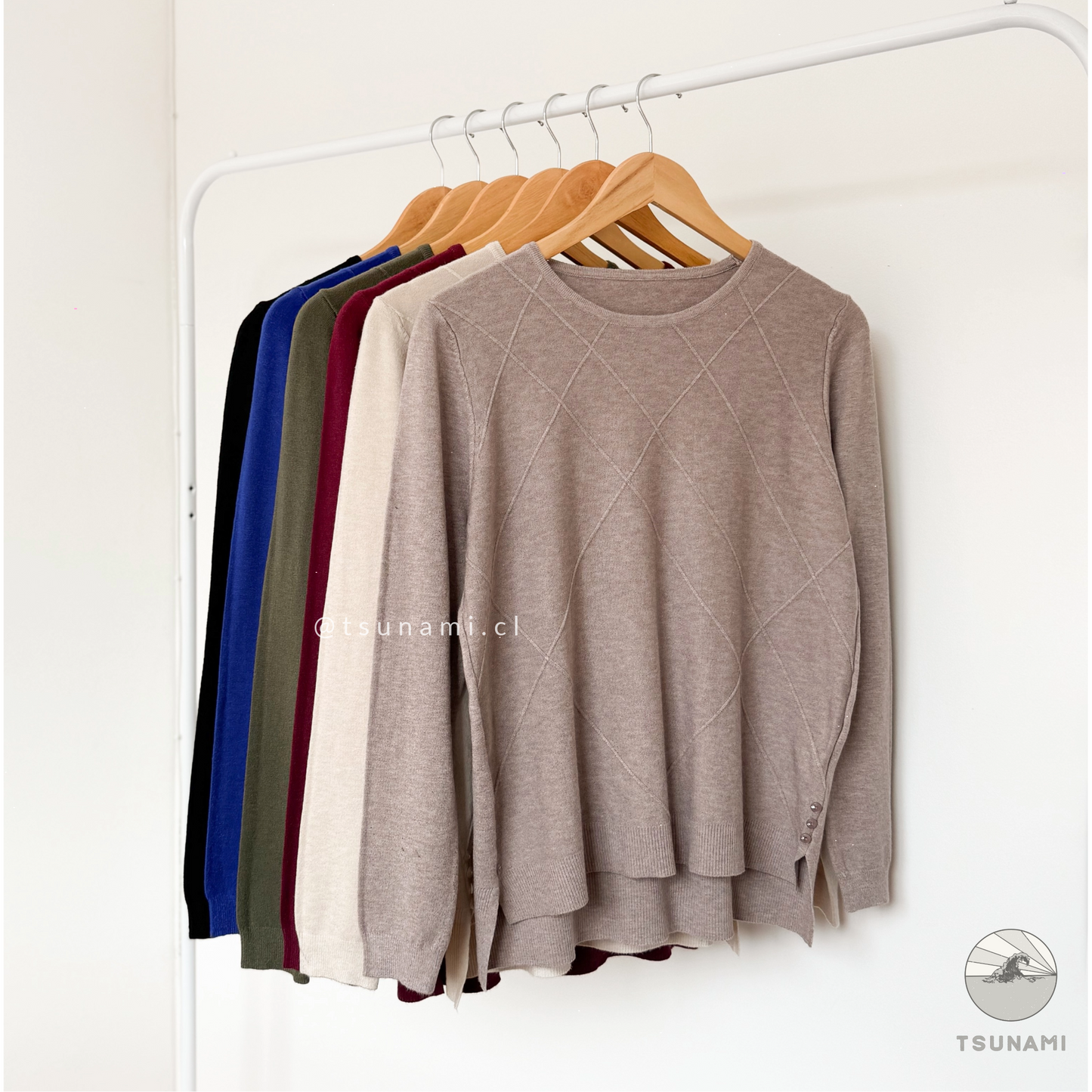 Suéter delgado con caída holgada y botones decorativos laterales color beige – básico femenino para otoño invierno Tsunami Tendencia