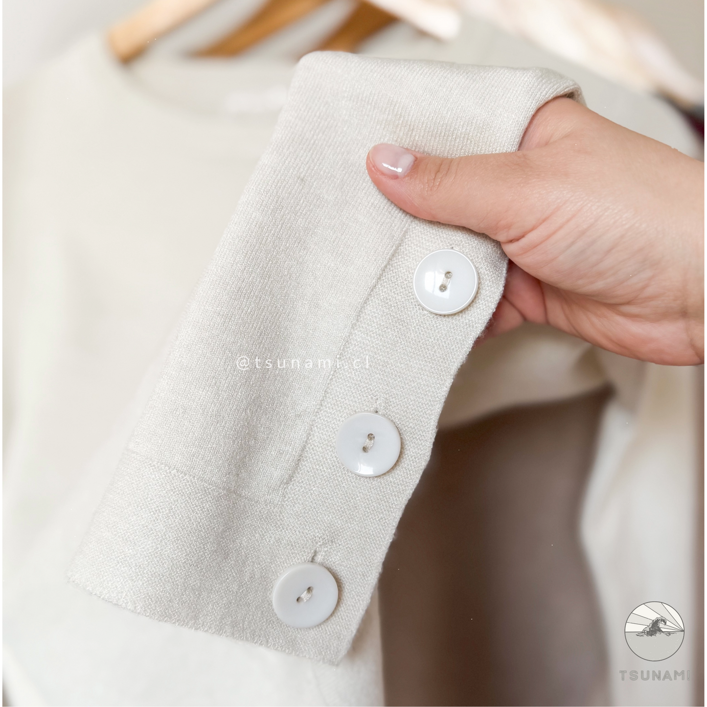 Sueter botones laterales