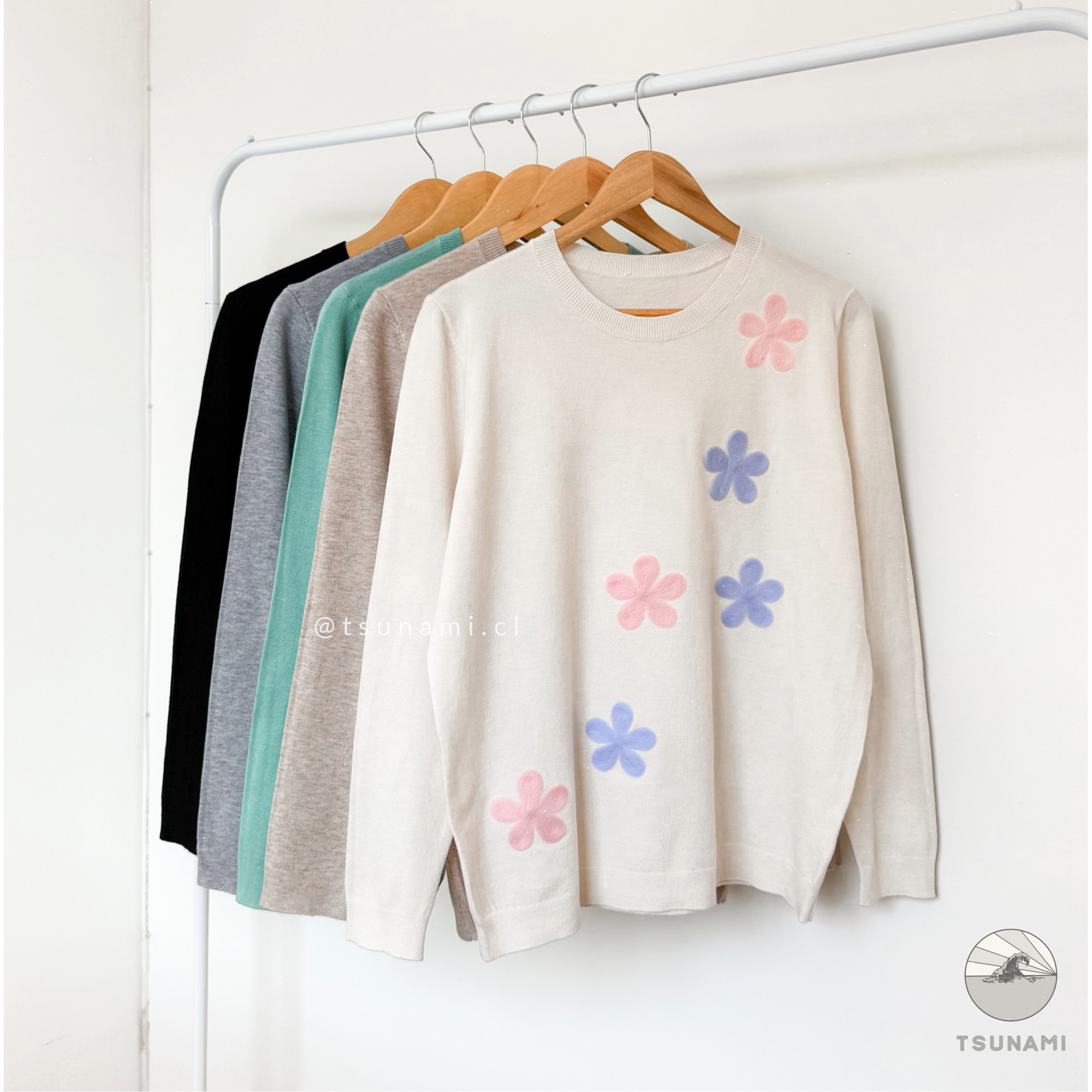 Suéter mujer crudo con flores aplicadas, tejido suave y cuello redondo, ideal para outfits otoño invierno