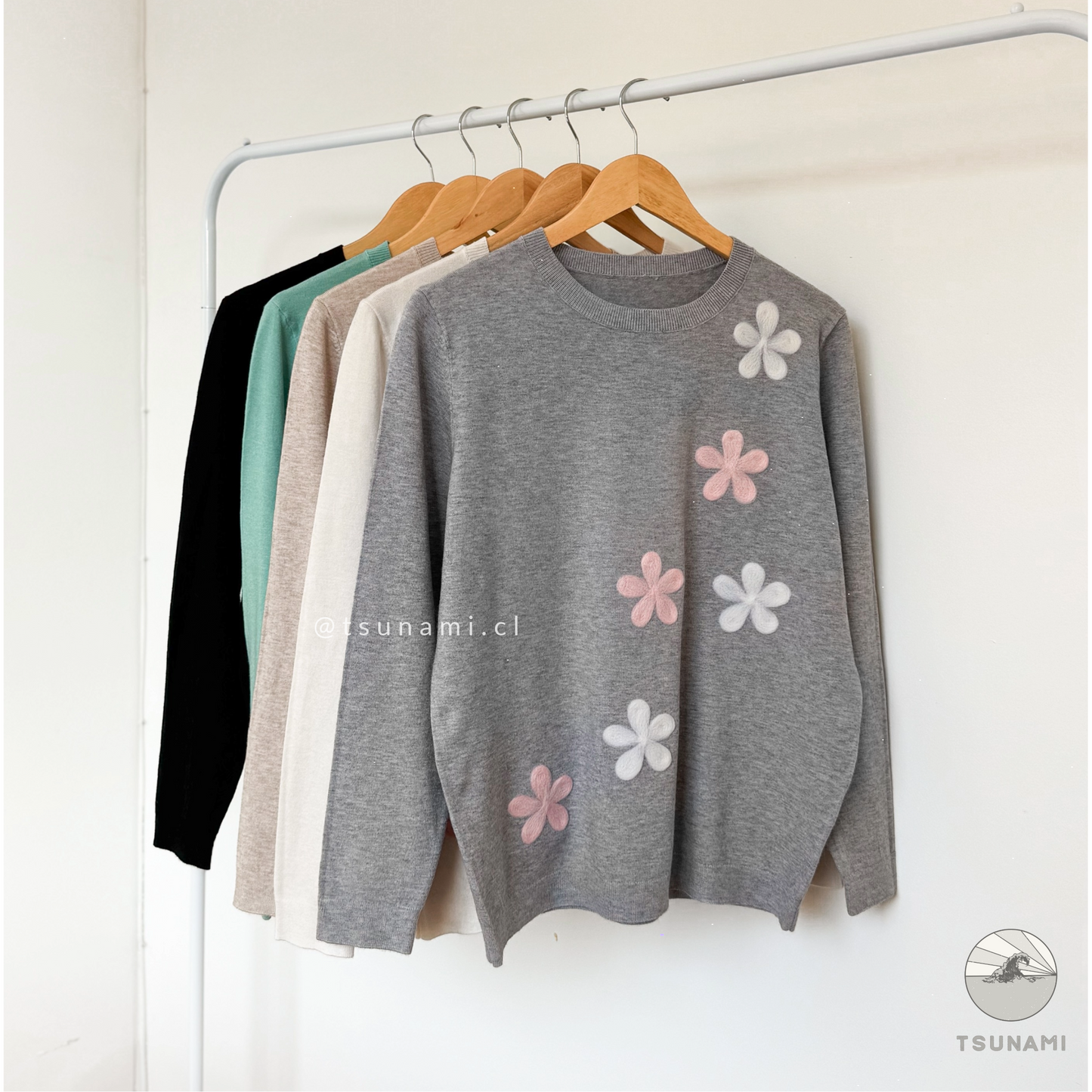 Suéter mujer verde agua con flores aplicadas, tejido fluido y liviano para look femenino y cómodo