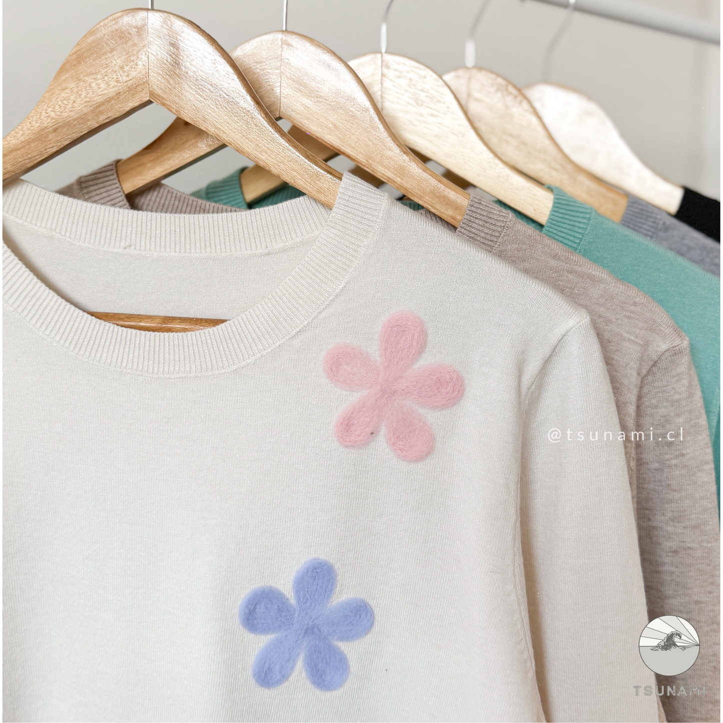 Sueter con flores y cuello redondo