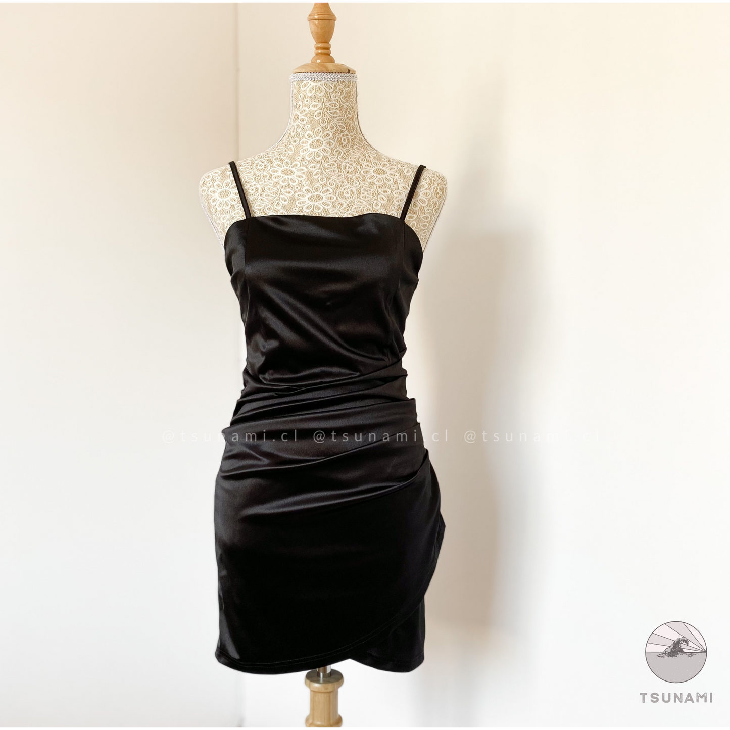 Vestido corto satín