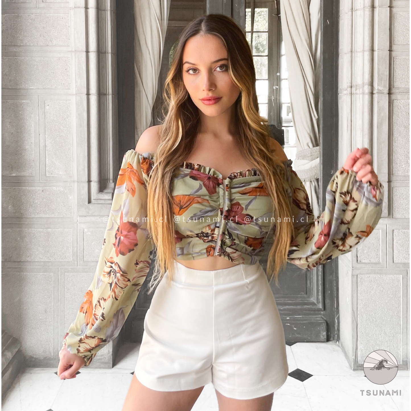 Top floreado broches