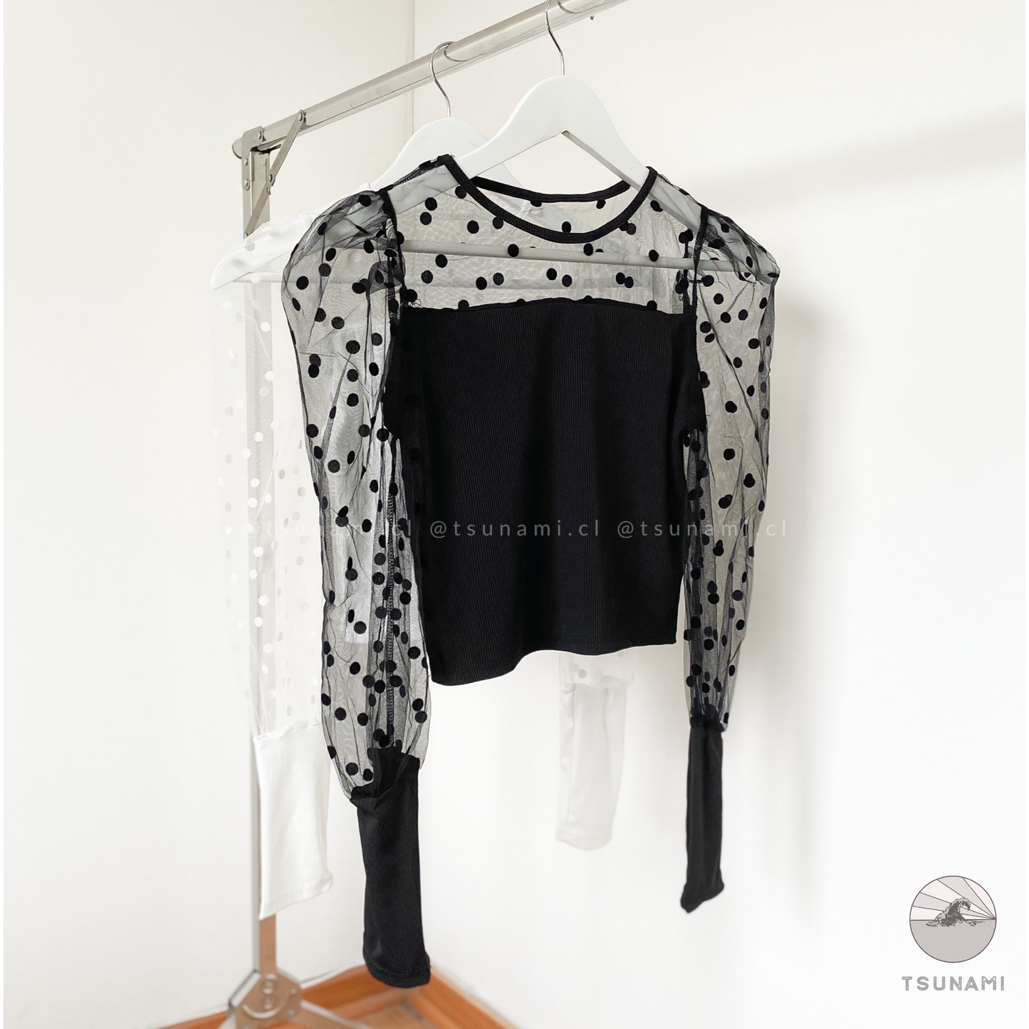 Top con lunares en mangas