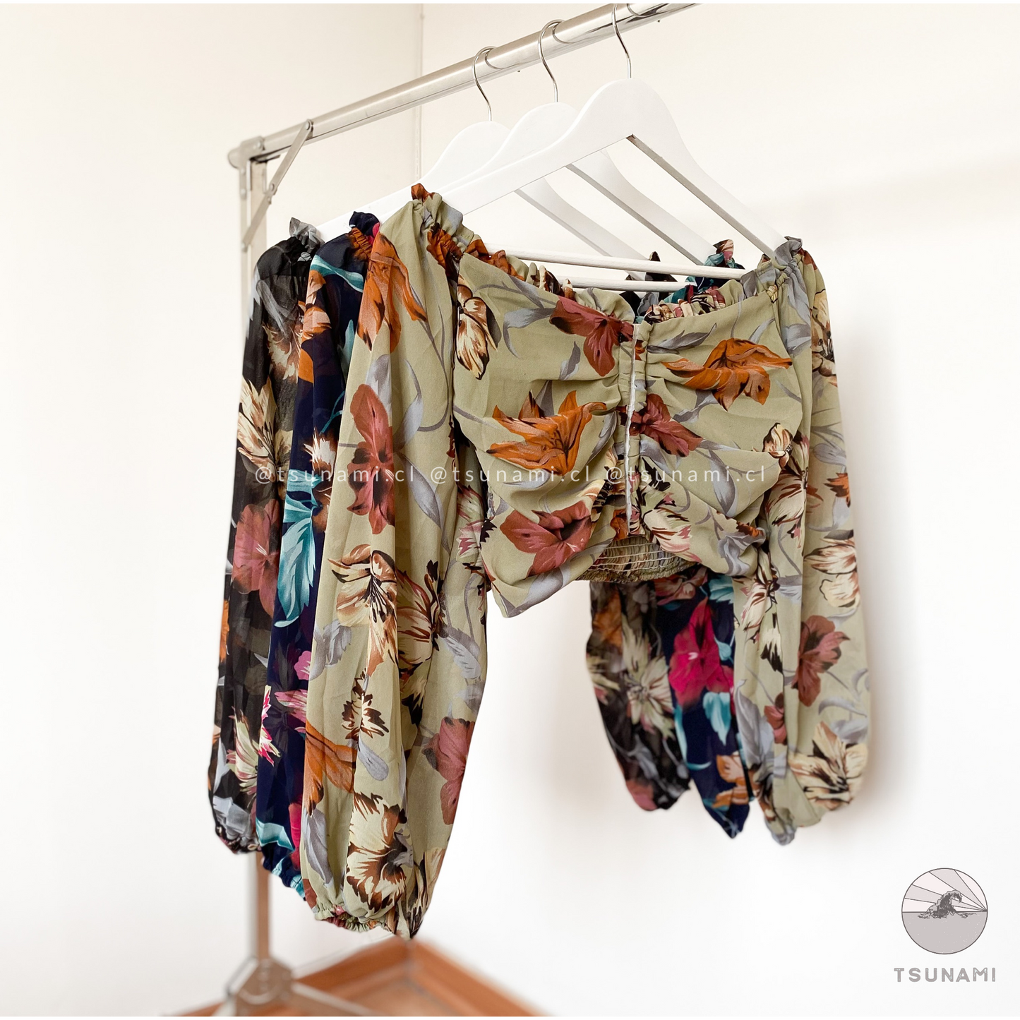 Top floreado broches