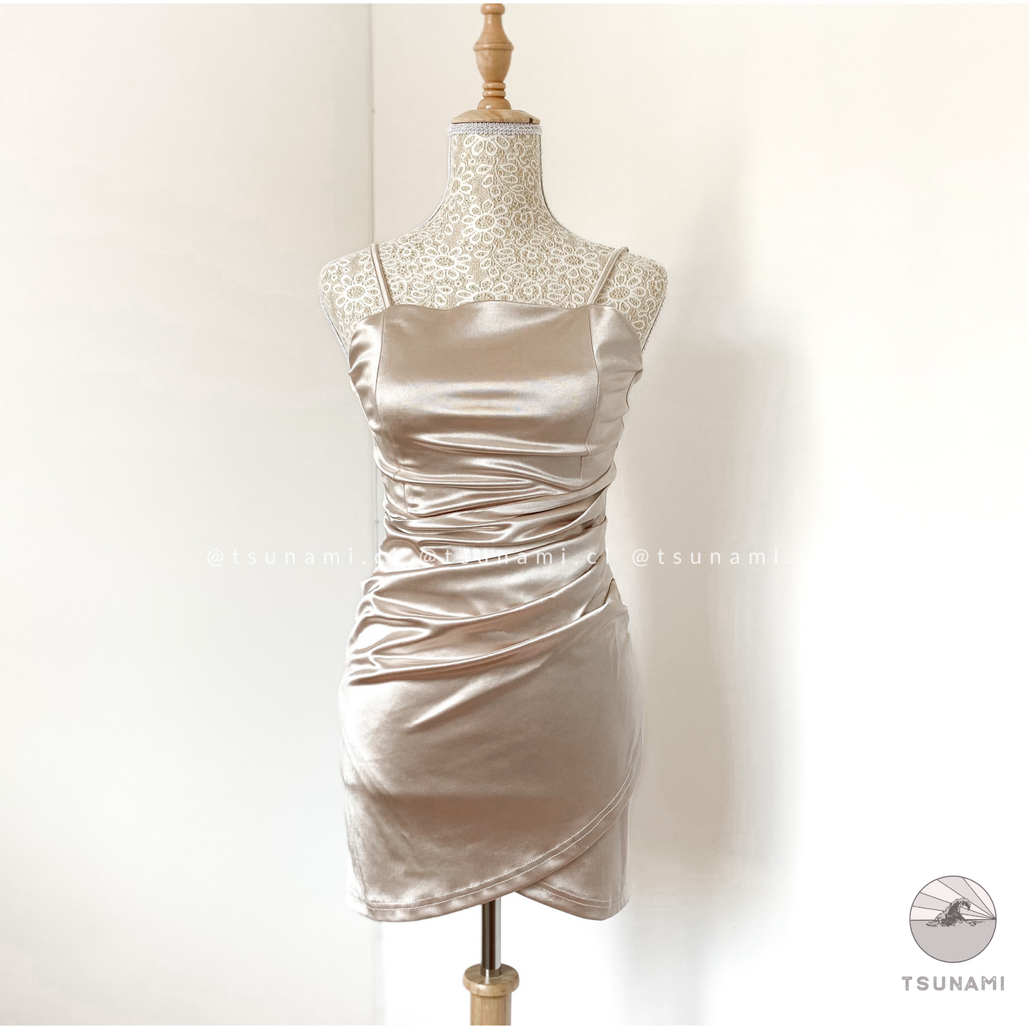 Vestido corto satín