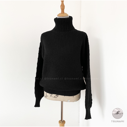Suéter cuello alto con diseño en mangas