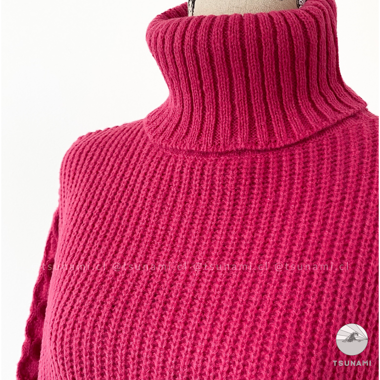 Suéter cuello alto con diseño en mangas