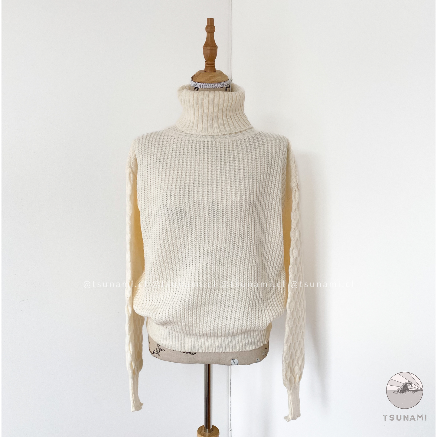 Suéter cuello alto con diseño en mangas