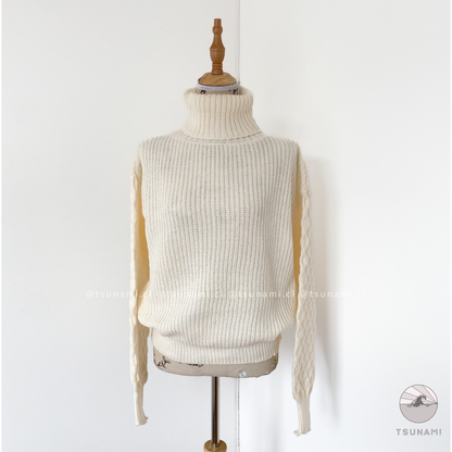 Suéter cuello alto con diseño en mangas