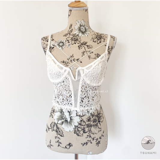 Top encaje con broches