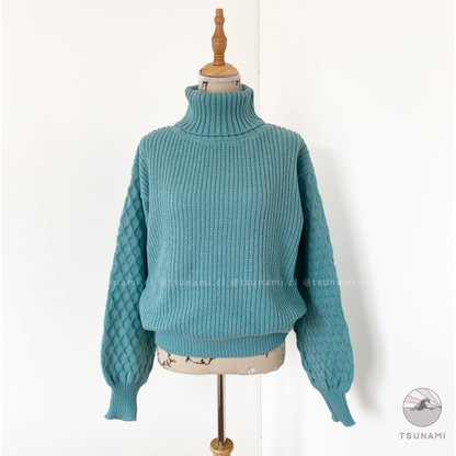 Suéter cuello alto con diseño en mangas