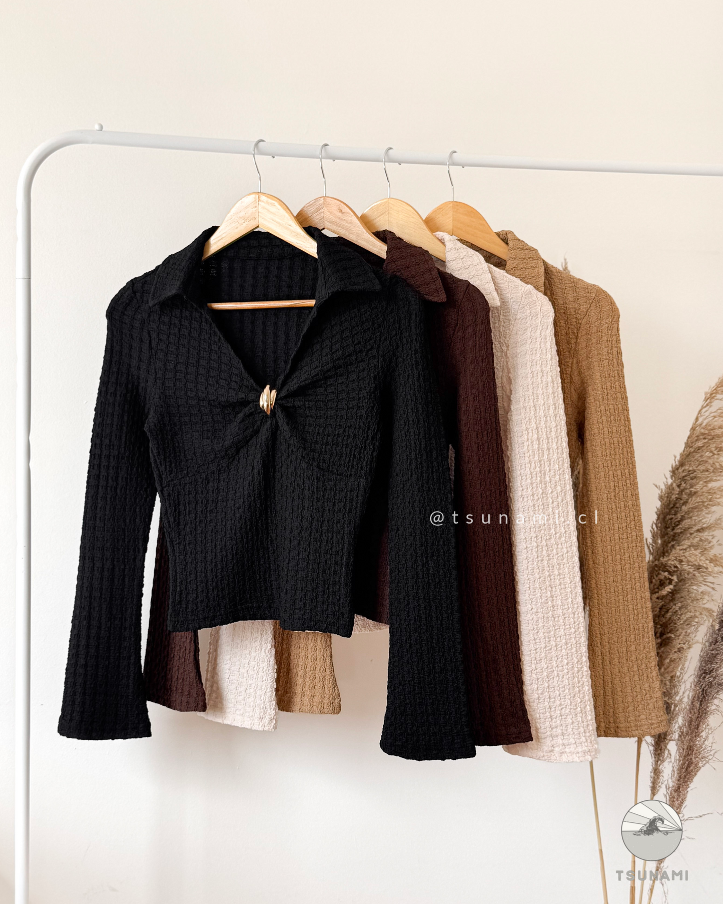 Blusa Canela | Blusa texturizada con cuello camisero y manga acampanada