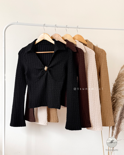 Blusa Canela | Blusa texturizada con cuello camisero y manga acampanada