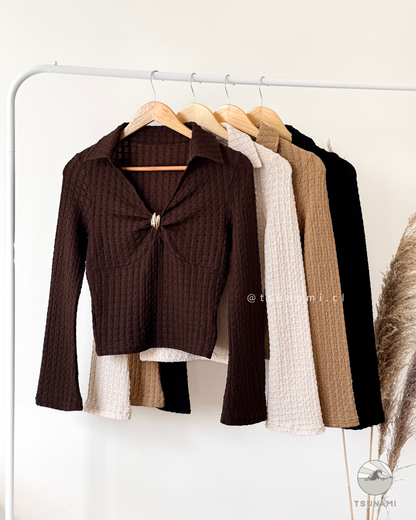 Blusa Canela | Blusa texturizada con cuello camisero y manga acampanada