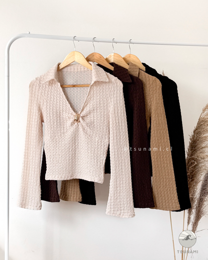 Blusa Canela | Blusa texturizada con cuello camisero y manga acampanada
