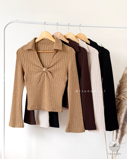 Blusa Canela | Blusa texturizada con cuello camisero y manga acampanada