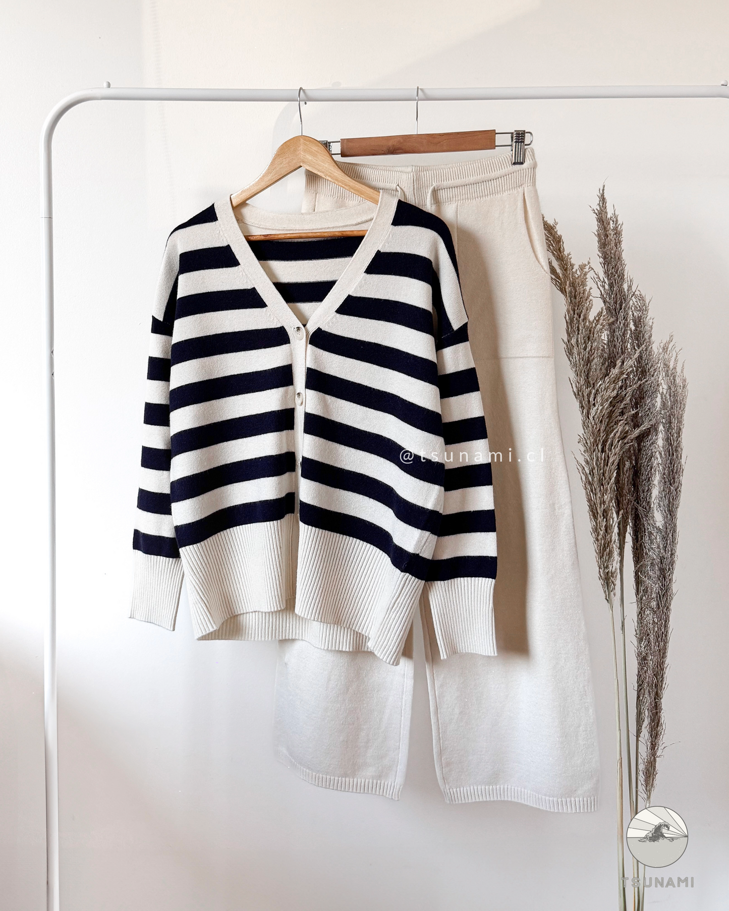 Conjunto pantalón y cardigan con líneas