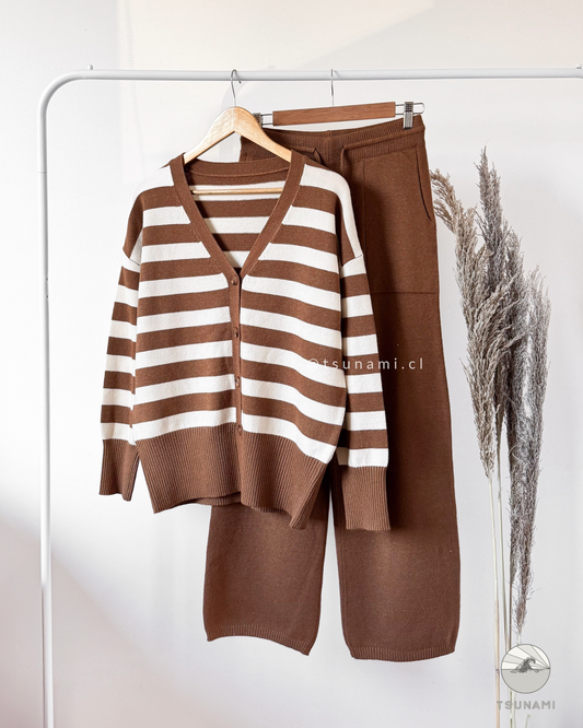 Conjunto pantalón y cardigan con líneas
