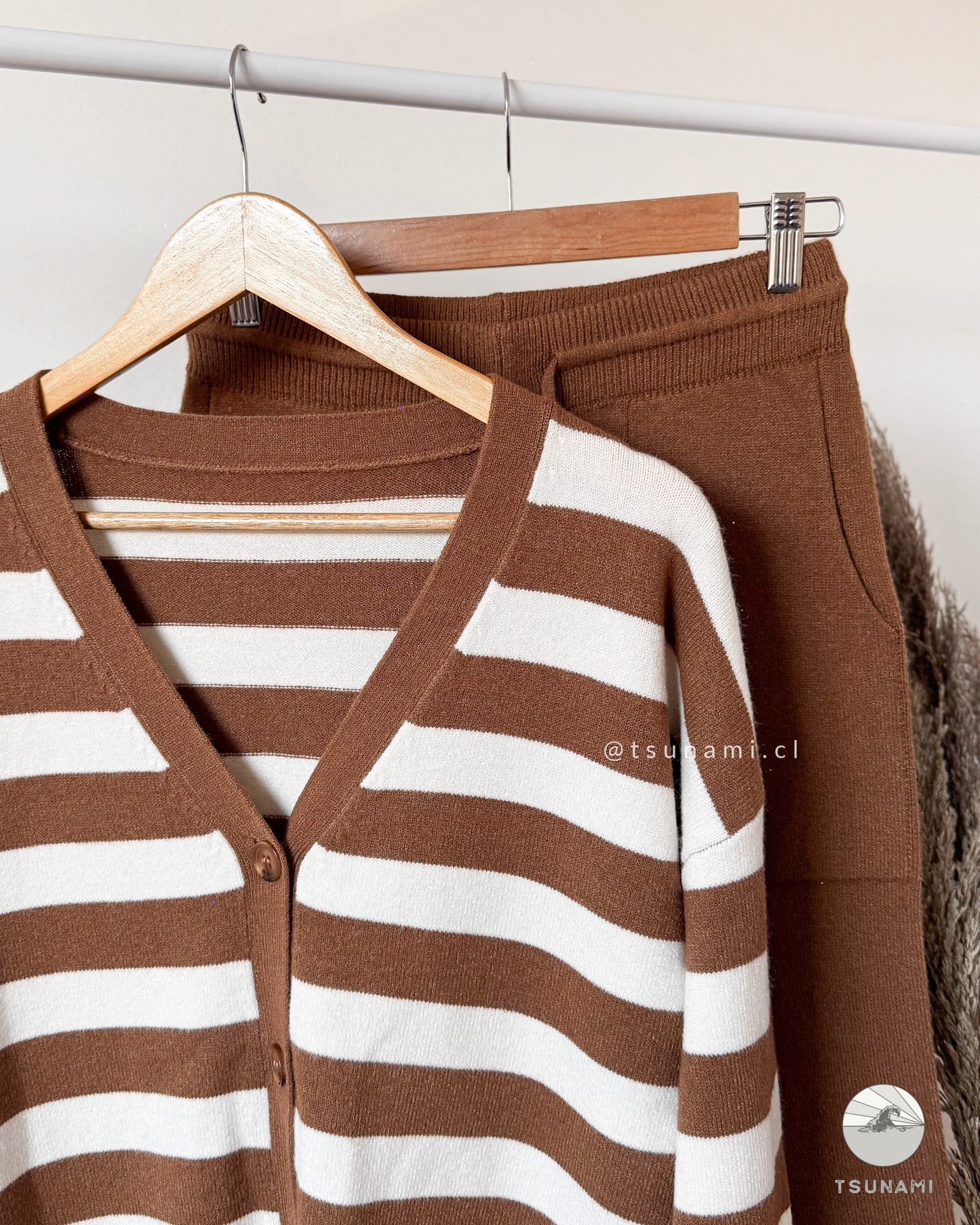 Conjunto pantalón y cardigan con líneas