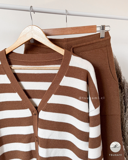 Conjunto pantalón y cardigan con líneas