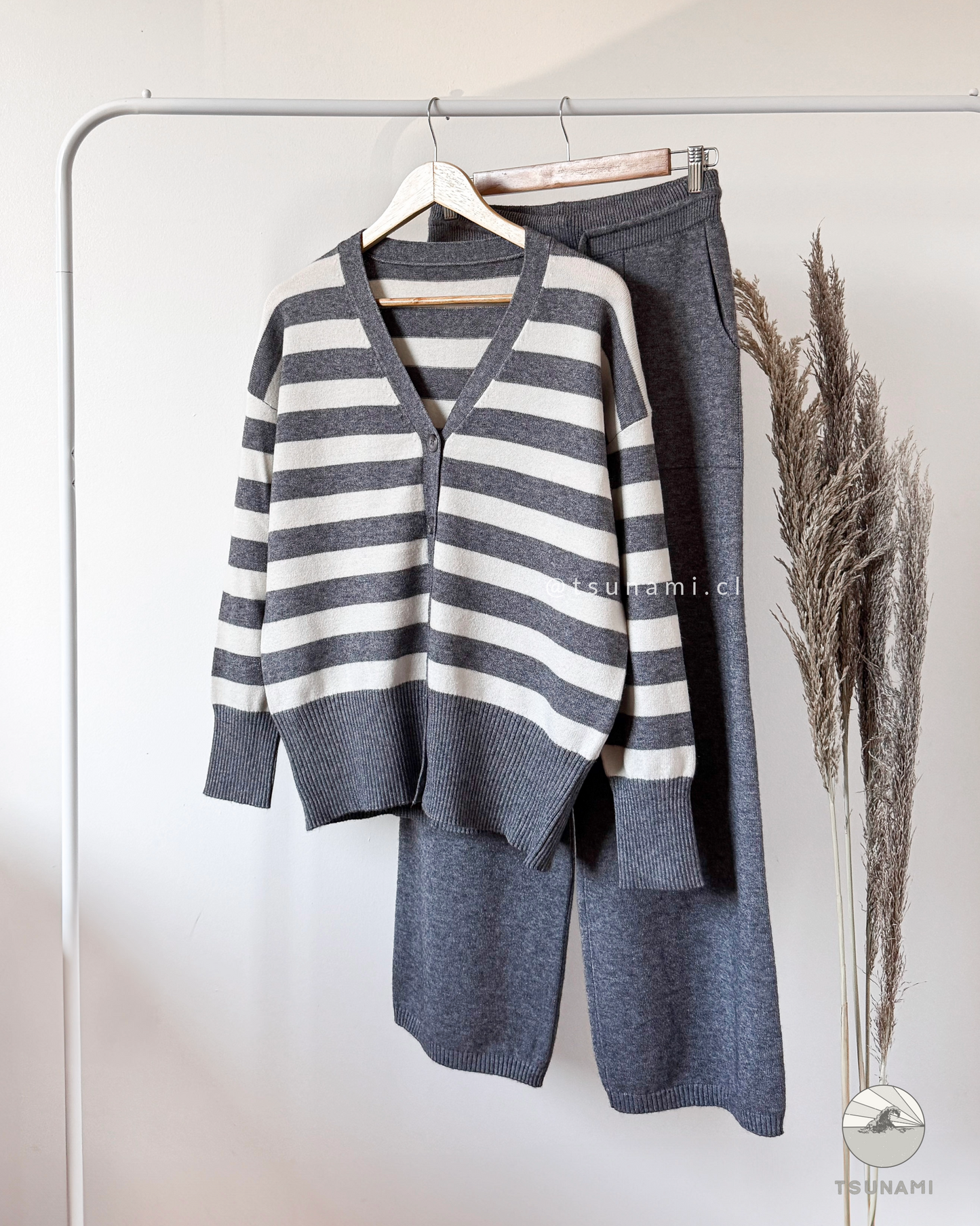 Conjunto pantalón y cardigan con líneas