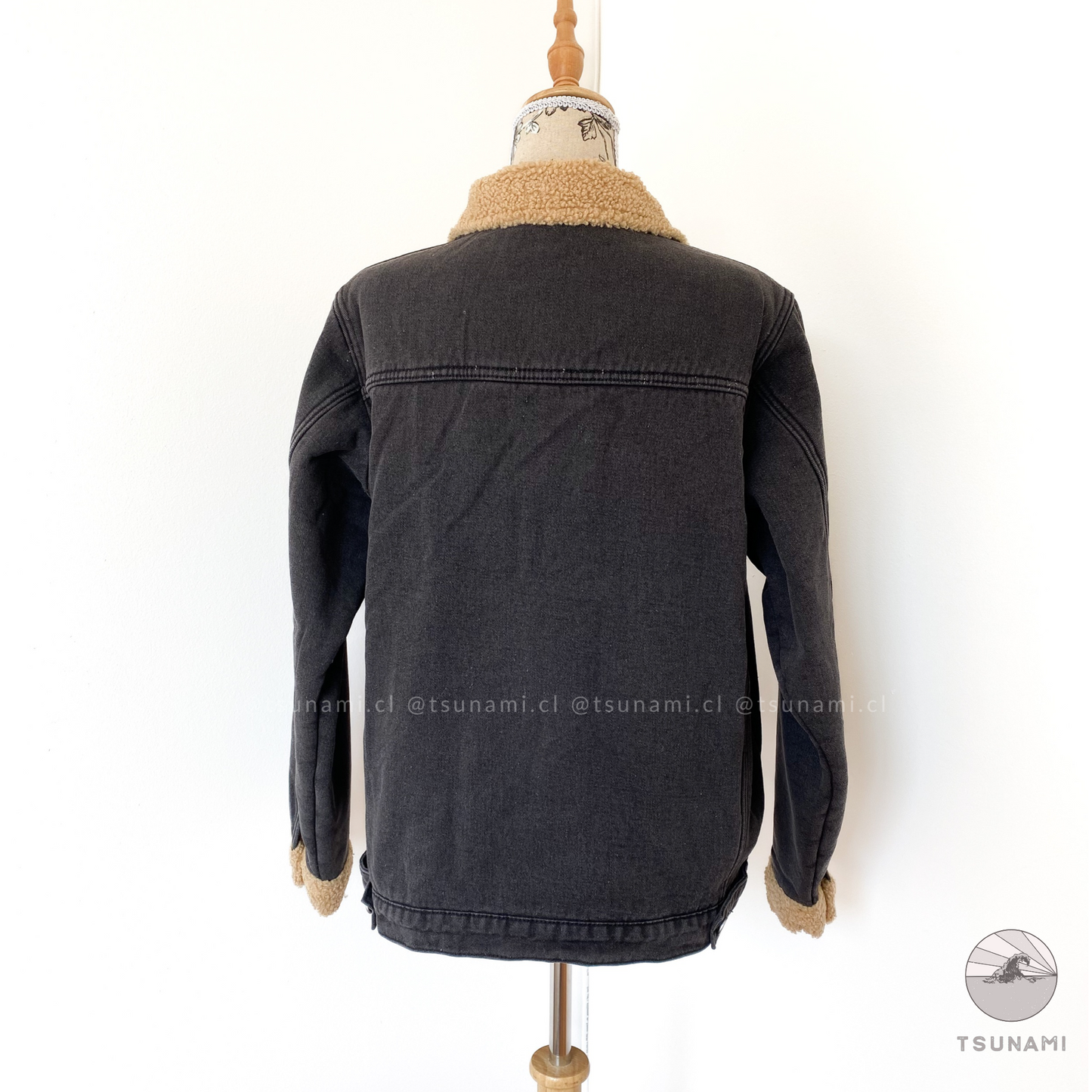 Chaqueta de mezclilla con chiporro