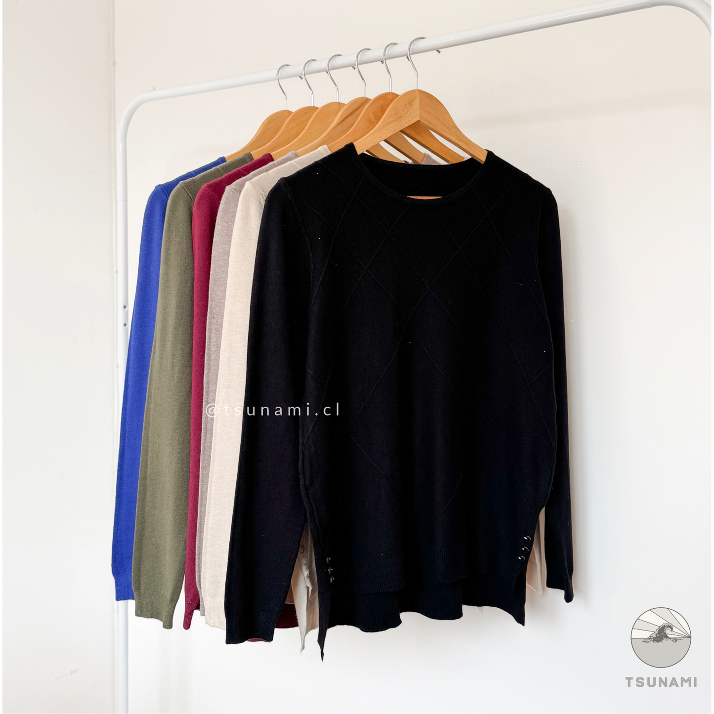 Suéter femenino con caída ligera y botones decorativos laterales color negro, ideal para usar bajo chaquetas – Tsunami Tendencia otoño invierno