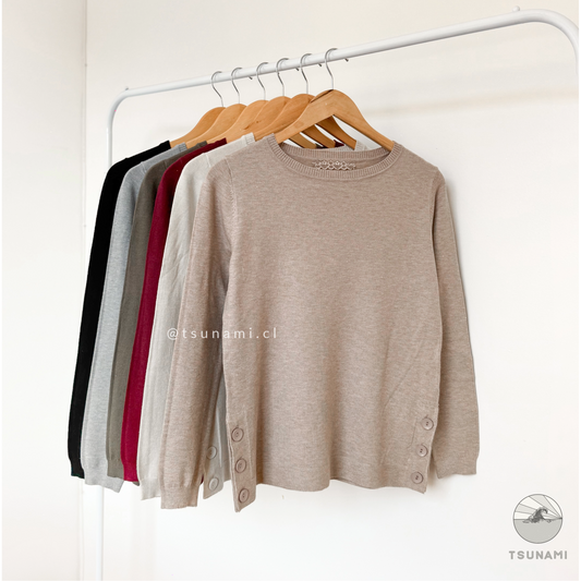 Suéter de mujer con abertura lateral y botones en tonos neutros, ideal para usar bajo chaquetas