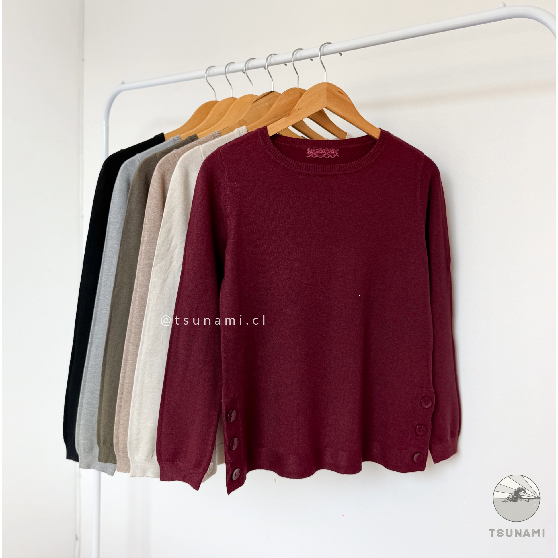 Suéter liviano y cómodo con botones laterales abiertos en color burdeo, tejido suave para looks casuales
