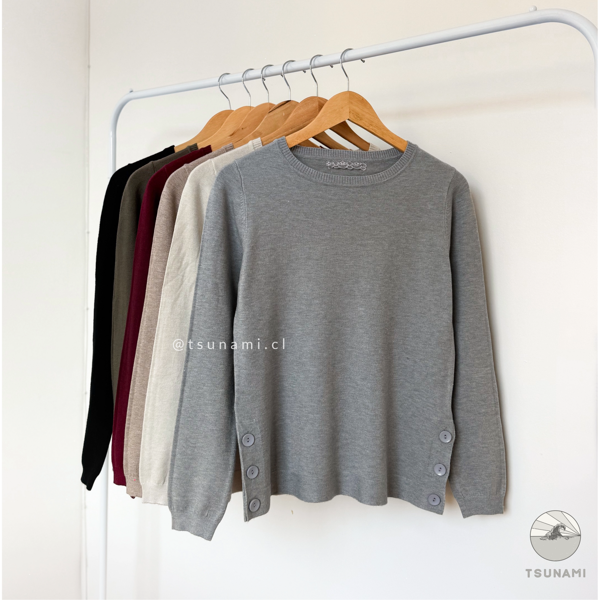 Suéter tejido delgado en color gris con botones laterales funcionales, perfecto para outfits elegantes y versátiles