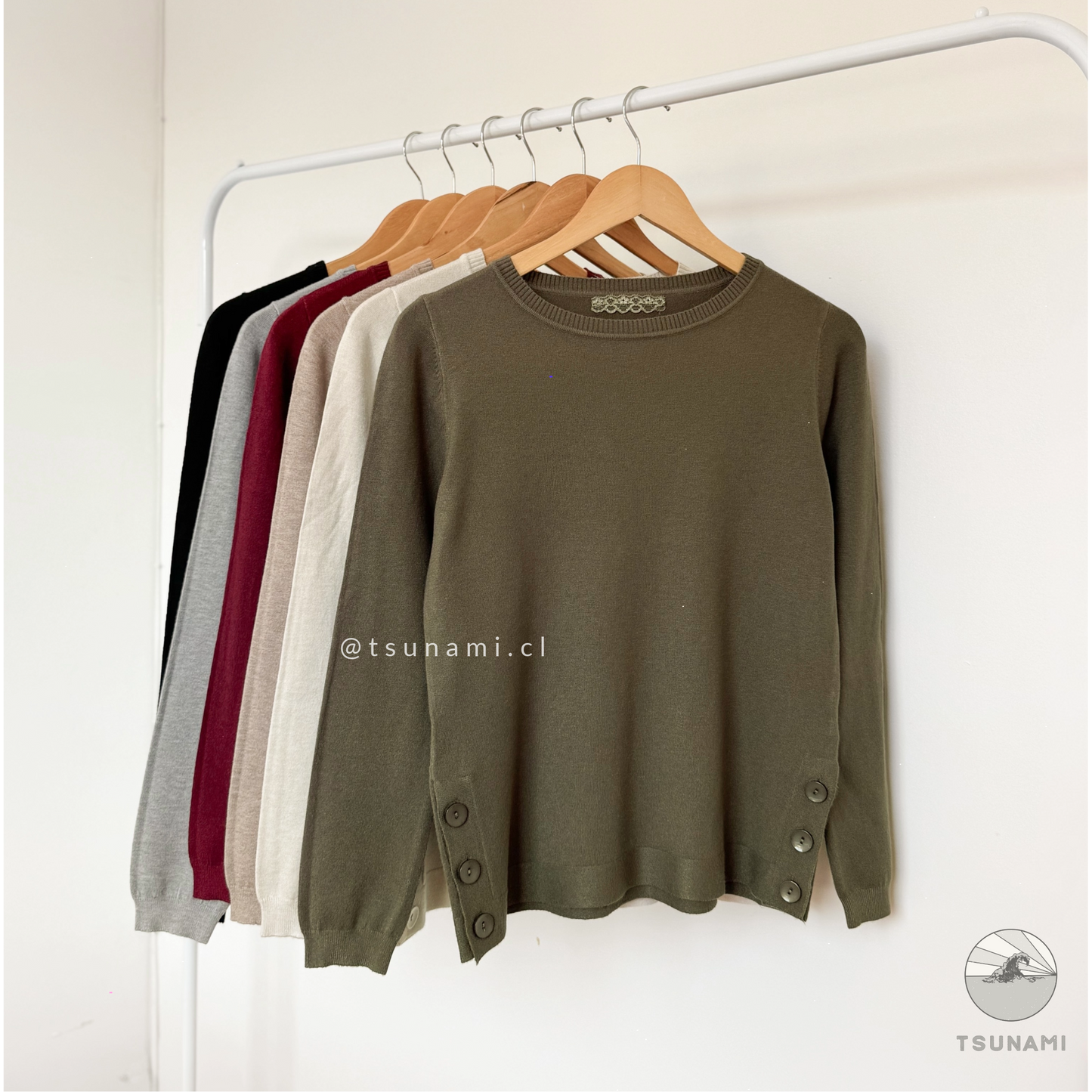 Detalle de botones funcionales en suéter de tejido suave color verde, ideal para dar movimiento al outfit