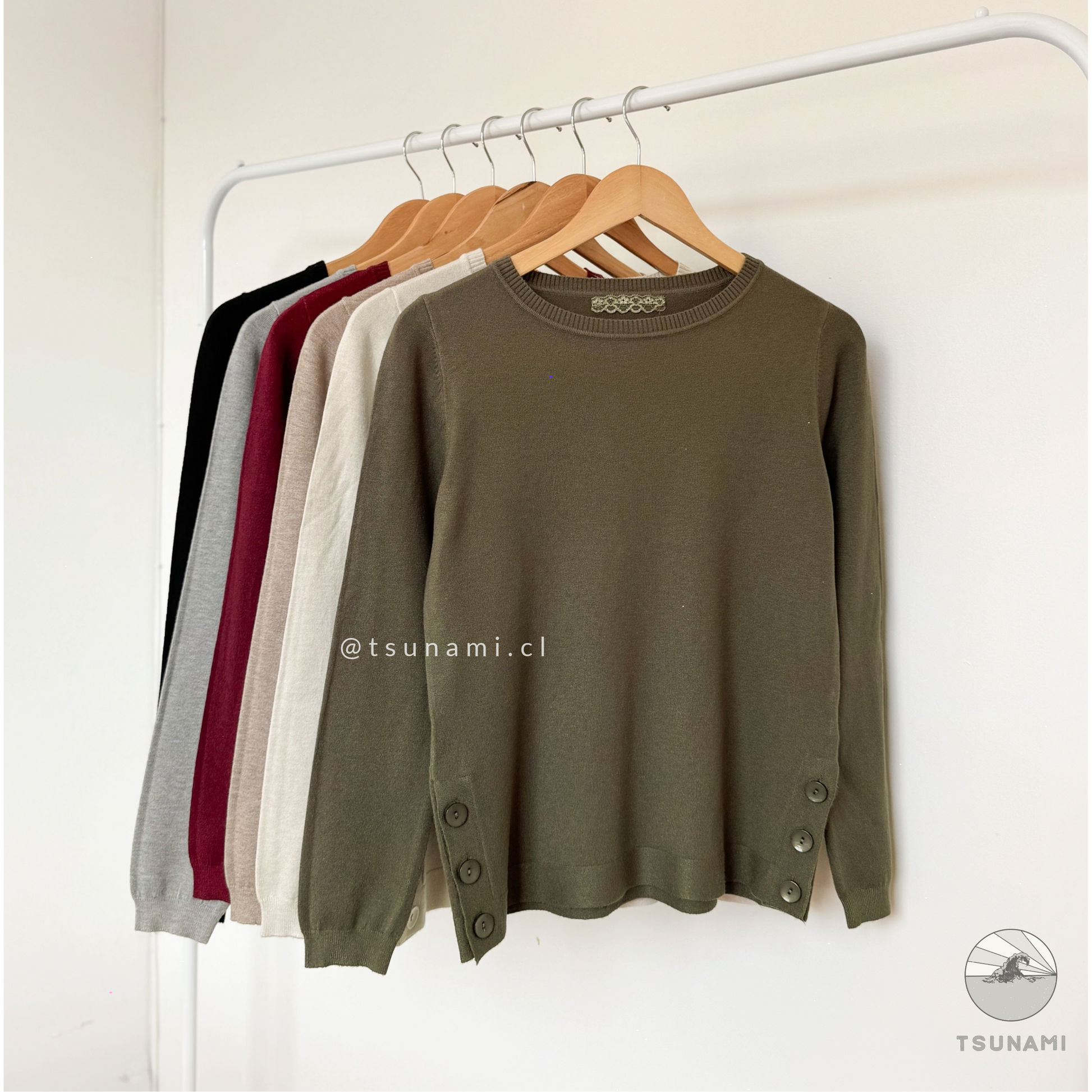Detalle de botones funcionales en suéter de tejido suave color verde, ideal para dar movimiento al outfit