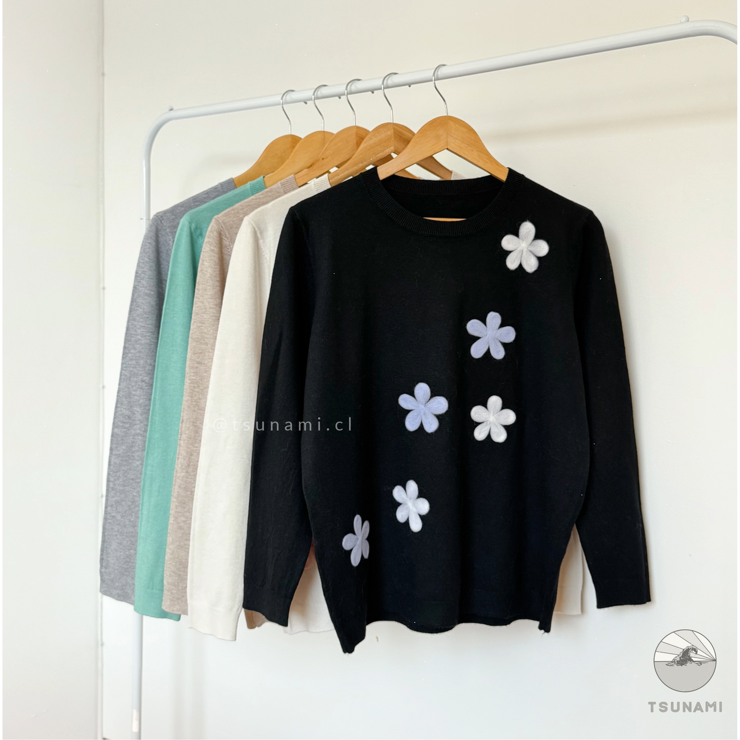 Suéter mujer negro con flores aplicadas, tejido suave y elástico, cuello redondo perfecto para usar con chaqueta.