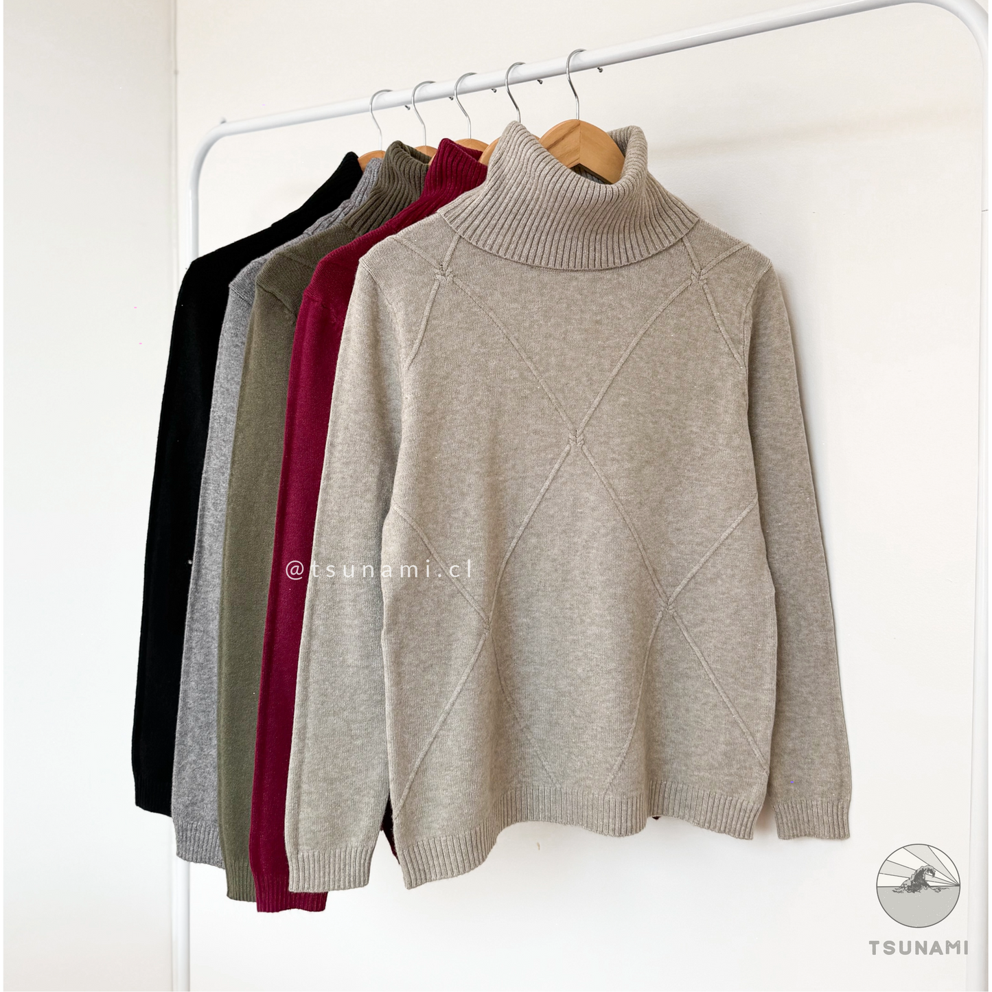 Suéter de grosor medio con diseño de rombos y cuello alto, ideal para otoño invierno