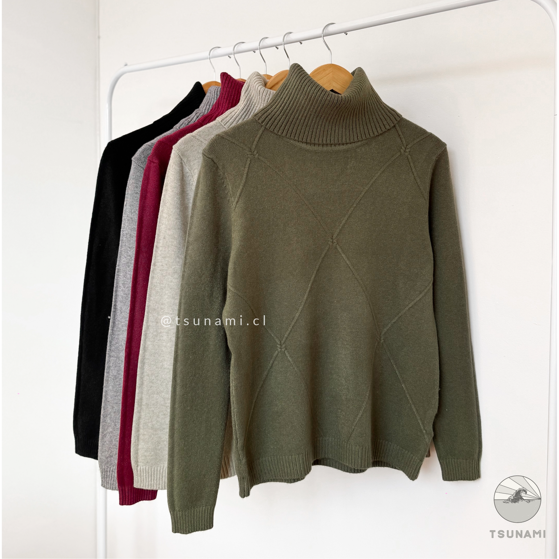 Suéter cuello alto tejido con patrón de rombos y manga larga, varios colores