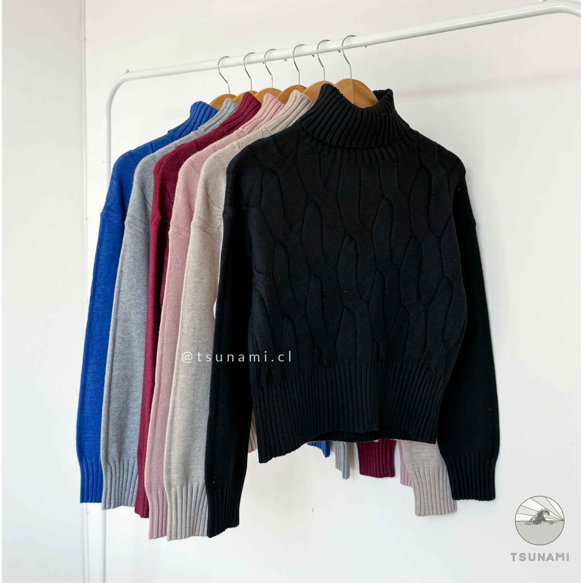 Suéter negro tejido trenzado mujer cuello alto suave y esponjoso look otoño invierno