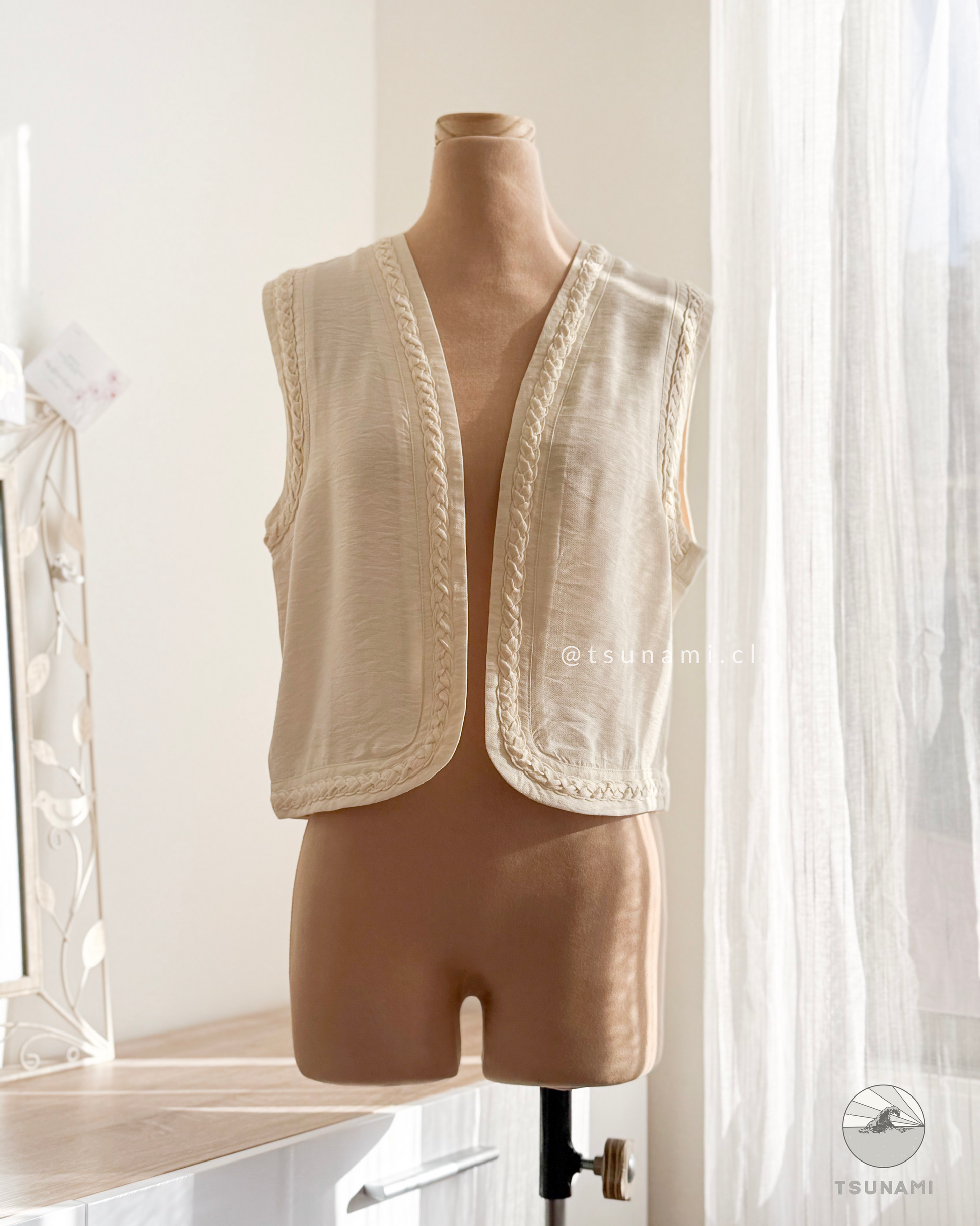 vest tapado con borde trenzado crudo
