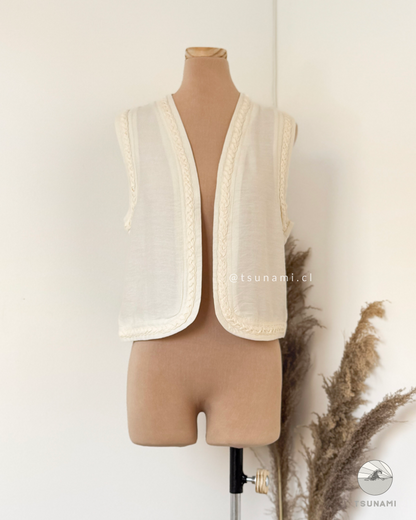 Vest tapado con borde trenzado