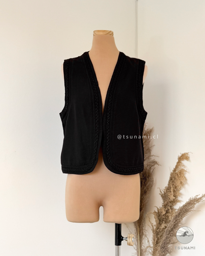 Vest tapado con borde trenzado