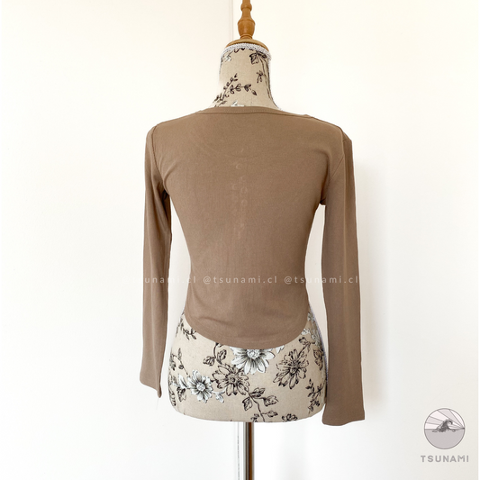 Top con bolsillo y botones